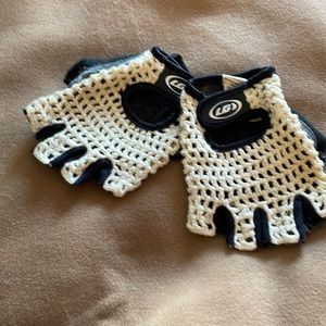 LG ErGoAIR Ladies Bike Gloves Sz Medium Knit Front Grip & Protection For Biking